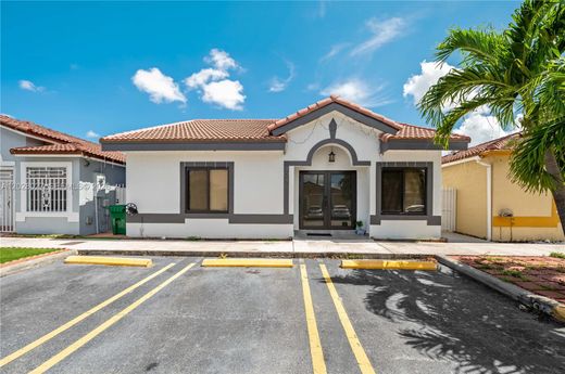Residential complexes in Hialeah Gardens, Miami-Dade