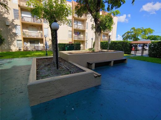 マイアミ, Miami-Dade Countyのアパートメント・コンプレックス