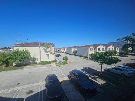 Townhouse in Miami Gardens, Miami-Dade
