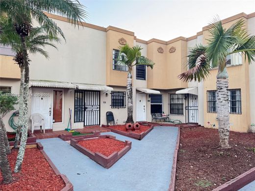 Casa di città a Hialeah, Miami-Dade County