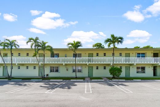 Residential complexes in Boynton Beach, Palm Beach