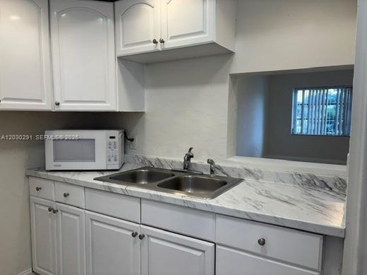 Kamienica w Aventura, Miami-Dade County