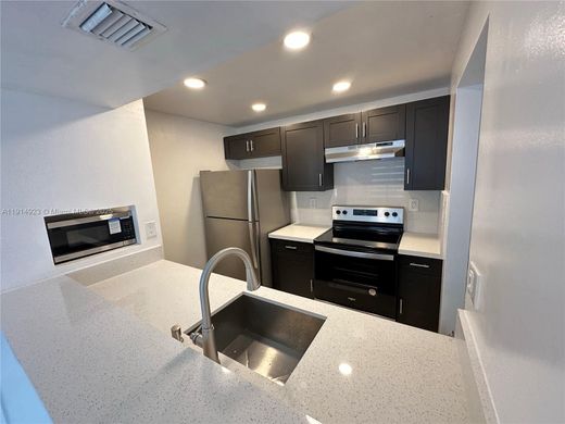 ハイアリア, Miami-Dade Countyのアパートメント・コンプレックス