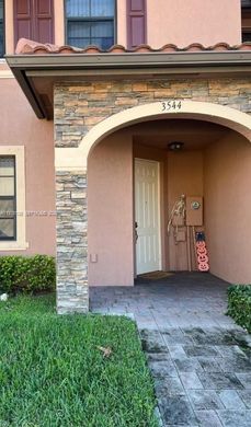 Casa di città a Hialeah, Miami-Dade County