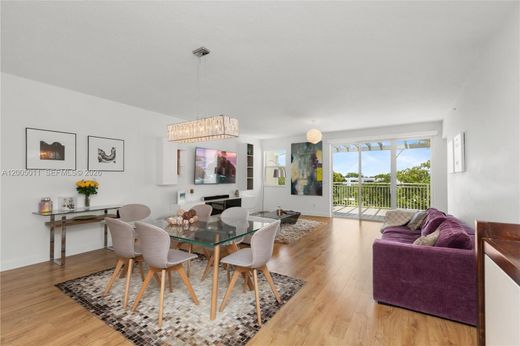 Residential complexes in Pinecrest, Miami-Dade