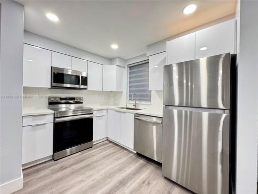 ハイアリア, Miami-Dade Countyのアパートメント・コンプレックス