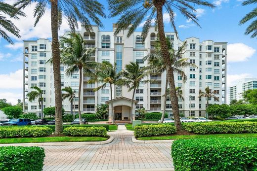 Residential complexes in Highland Beach, Palm Beach