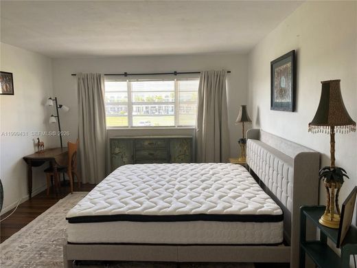 Residential complexes in North Miami, Miami-Dade