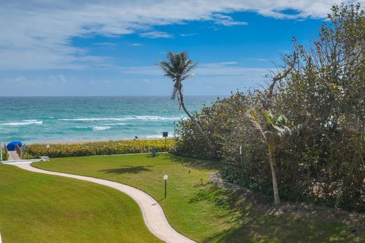 Residential complexes in Palm Beach, Florida