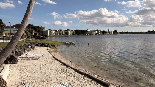 Wohnkomplexe in Oakland Park, Broward County