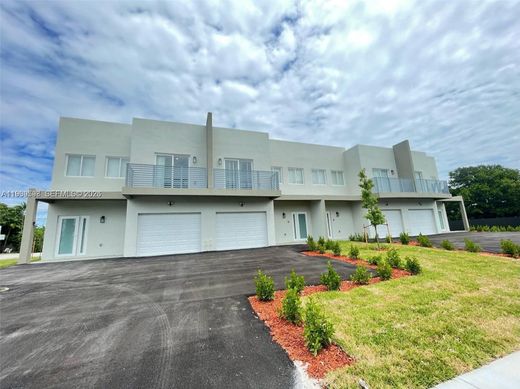 Townhouse in Hallandale, Broward County