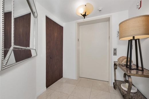 Kamienica w Surfside, Miami-Dade County