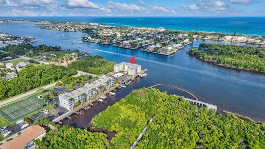 Residential complexes in Boynton Beach, Palm Beach