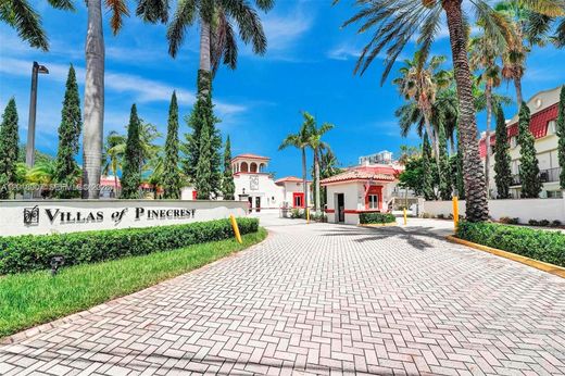 Residential complexes in Pinecrest, Miami-Dade