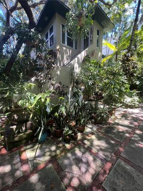 Residential complexes in Miami Beach, Miami-Dade