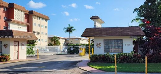 Residential complexes in Hollywood, Broward County