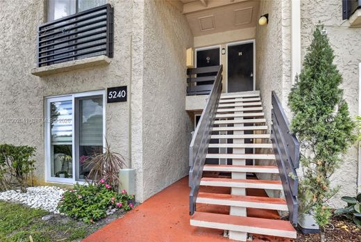 Residential complexes in Oakland Park, Broward County