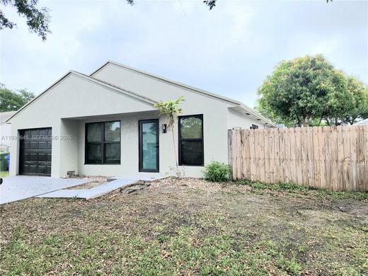 Villa - Pembroke Pines, Broward County