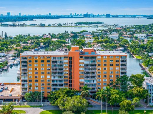 Residential complexes in North Miami, Miami-Dade