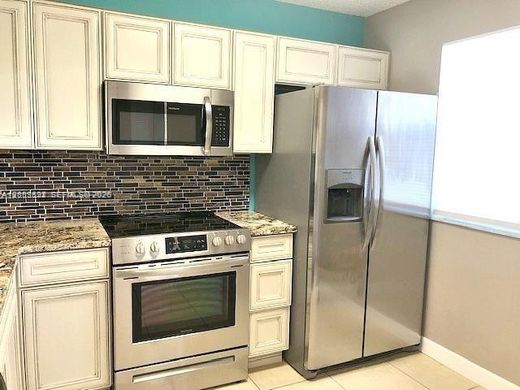 Residential complexes in Fort Lauderdale, Broward County