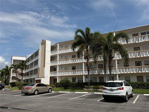 Residential complexes in Boca Raton, Palm Beach