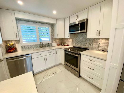 Residential complexes in Tequesta, Palm Beach