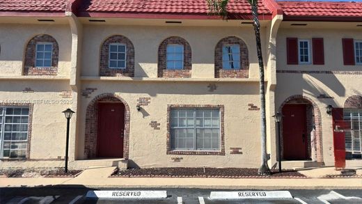 Townhouse in Coral Springs, Broward County