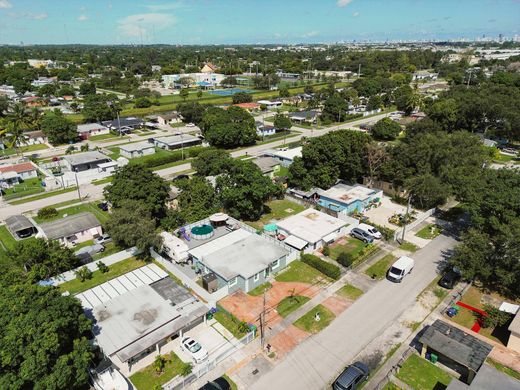 Villa in Opa-locka, Miami-Dade County