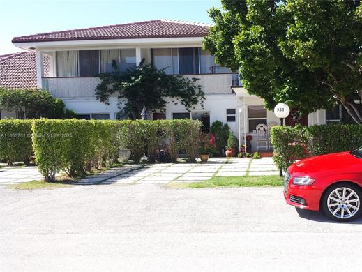 Residential complexes in Boca Raton, Palm Beach