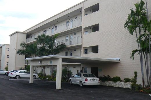 Residential complexes in Boynton Beach, Palm Beach