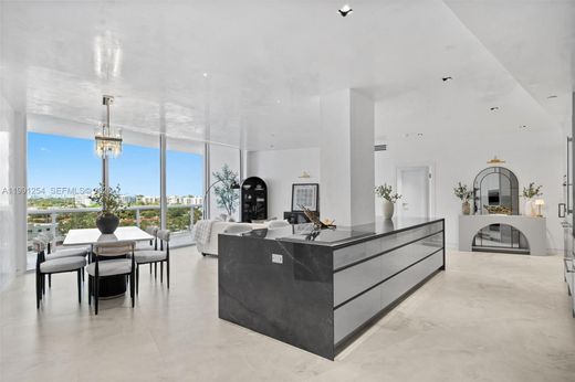 Residential complexes in Bal Harbour, Miami-Dade