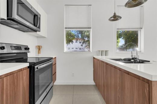 Residential complexes in Miami Beach, Miami-Dade