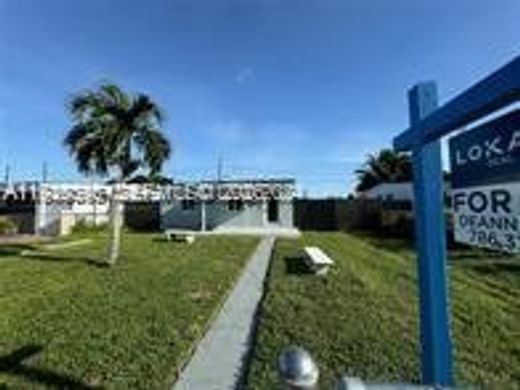 Villa in Opa-locka North  (historical), Miami-Dade