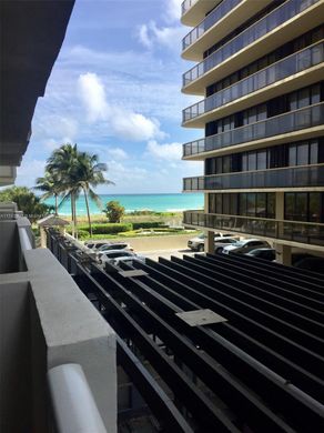 Surfside, Miami-Dade Countyのアパートメント・コンプレックス