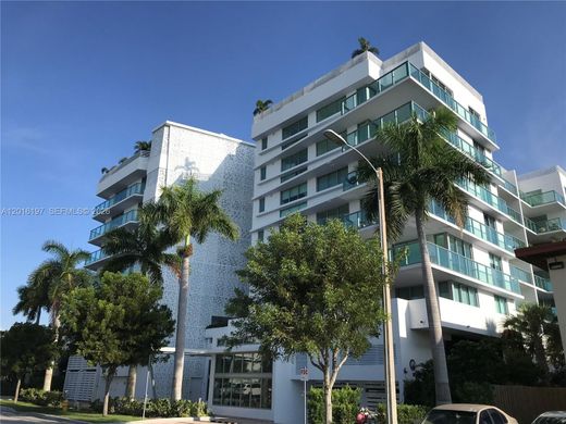 Residential complexes in Bay Harbor Islands, Miami-Dade