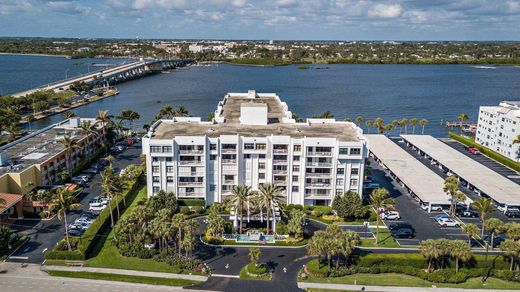 Residential complexes in Palm Beach, Florida
