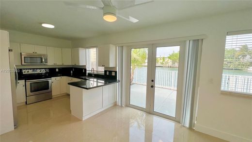 Residential complexes in Miami Beach, Miami-Dade