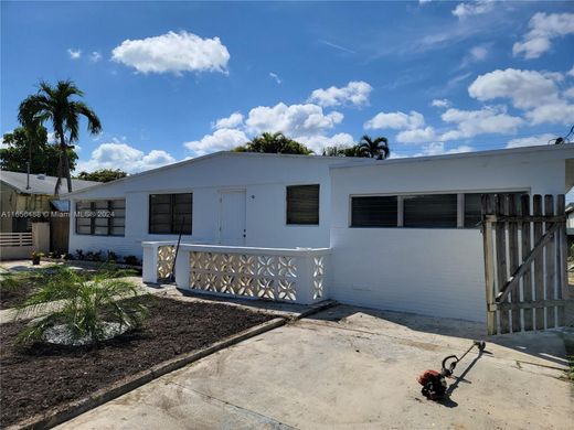 Villa in Hallandale Beach, Broward County