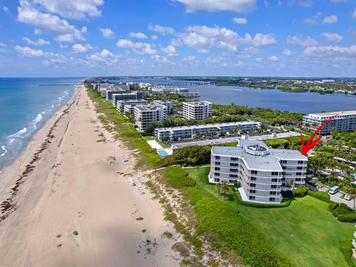 Residential complexes in Palm Beach, Florida