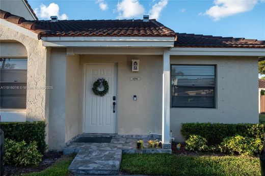 Townhouse in Hialeah, Miami-Dade