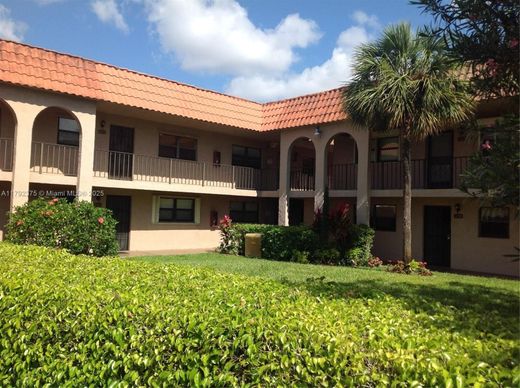 Residential complexes in Boynton Beach, Palm Beach