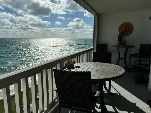 Residential complexes in South Palm Beach, Palm Beach
