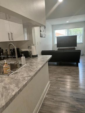 ハイアリア, Miami-Dade Countyのアパートメント・コンプレックス