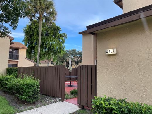 Townhouse in Leisureville, Broward County