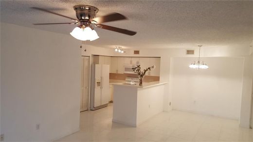 Residential complexes in Pompano Beach Highlands, Broward County