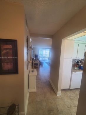 Hallandale Beach, Broward Countyのアパートメント・コンプレックス