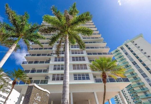 Residential complexes in Hollywood, Broward County