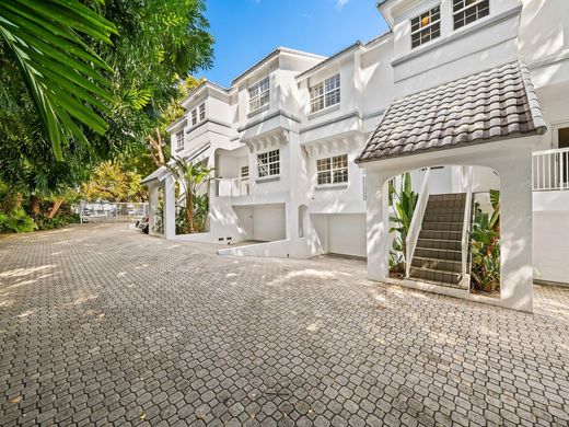 Residential complexes in Fort Lauderdale, Broward County
