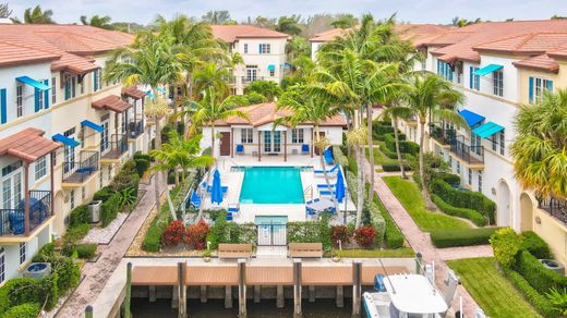 Residential complexes in Boynton Beach, Palm Beach
