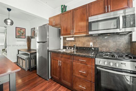 Residential complexes in Miami Beach, Miami-Dade